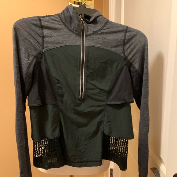 Lulu Lemon size 4 rare ruffled light weight top so cute and unique! EUC. Black - Picture 1 of 6